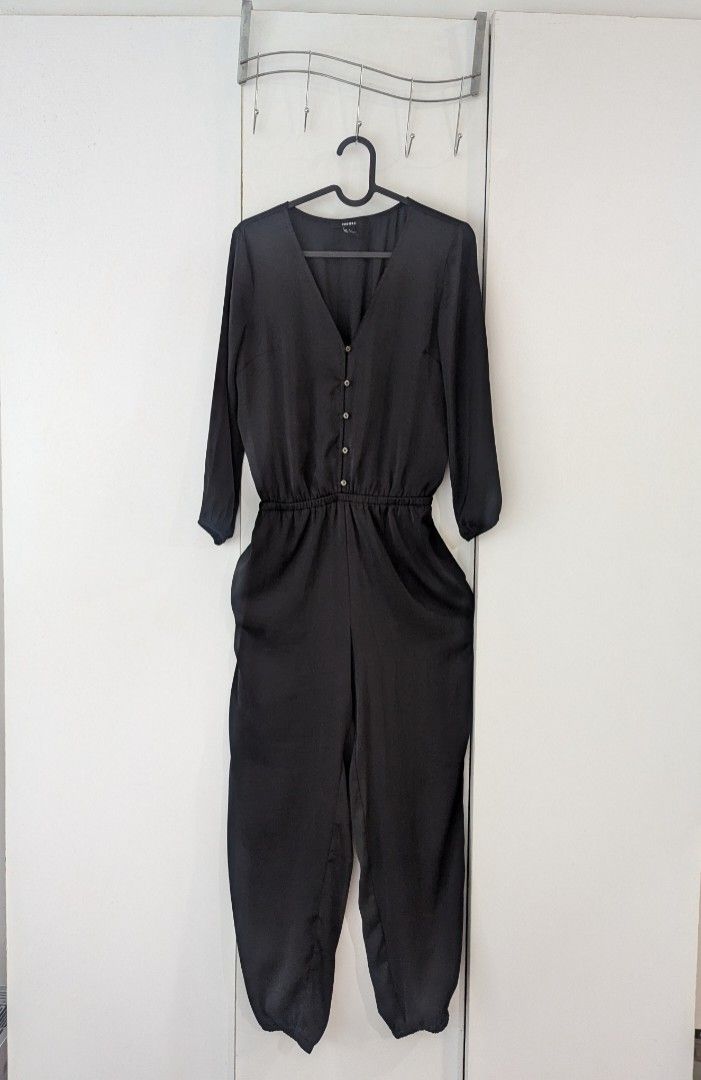 Forever 21 black satin jumpsuit S (Category: Jumpsuits) located in Taguig. Submitted by piecesforless (Listing ID 1391844639, Image 1). Description: .