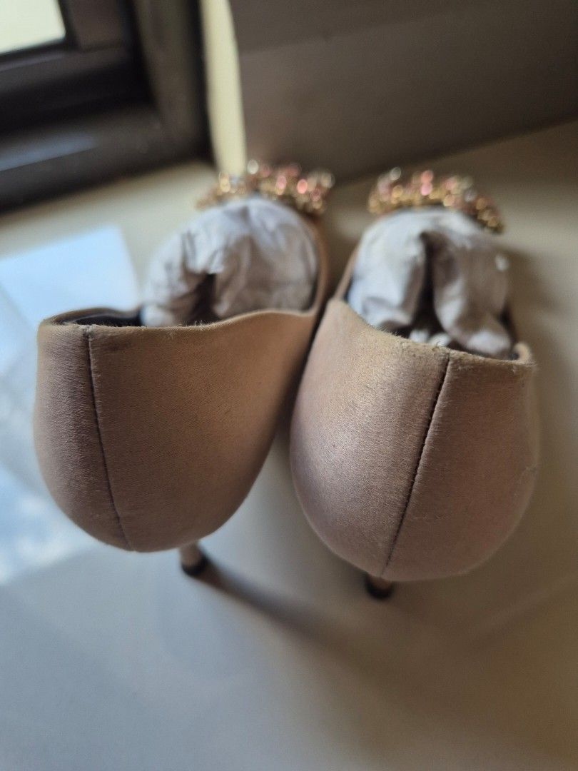 Heels: Roger Vivier (Category: Sneakers & Footwear) located in Cebu City. Submitted by aiakomatsuu (Listing ID 1391816205, Image 3). Description: Roger Vivier UK size 35/US size 5 made in Italy heel height: 1.5 in signs of use: scuffmarks, soles, some minimal dirt, suggest professional shoe restorer for satin covering and cleaning no stones missing no box or bag RFS: no longer fits (feet got swollen) negotiable but not too low please + SF to your