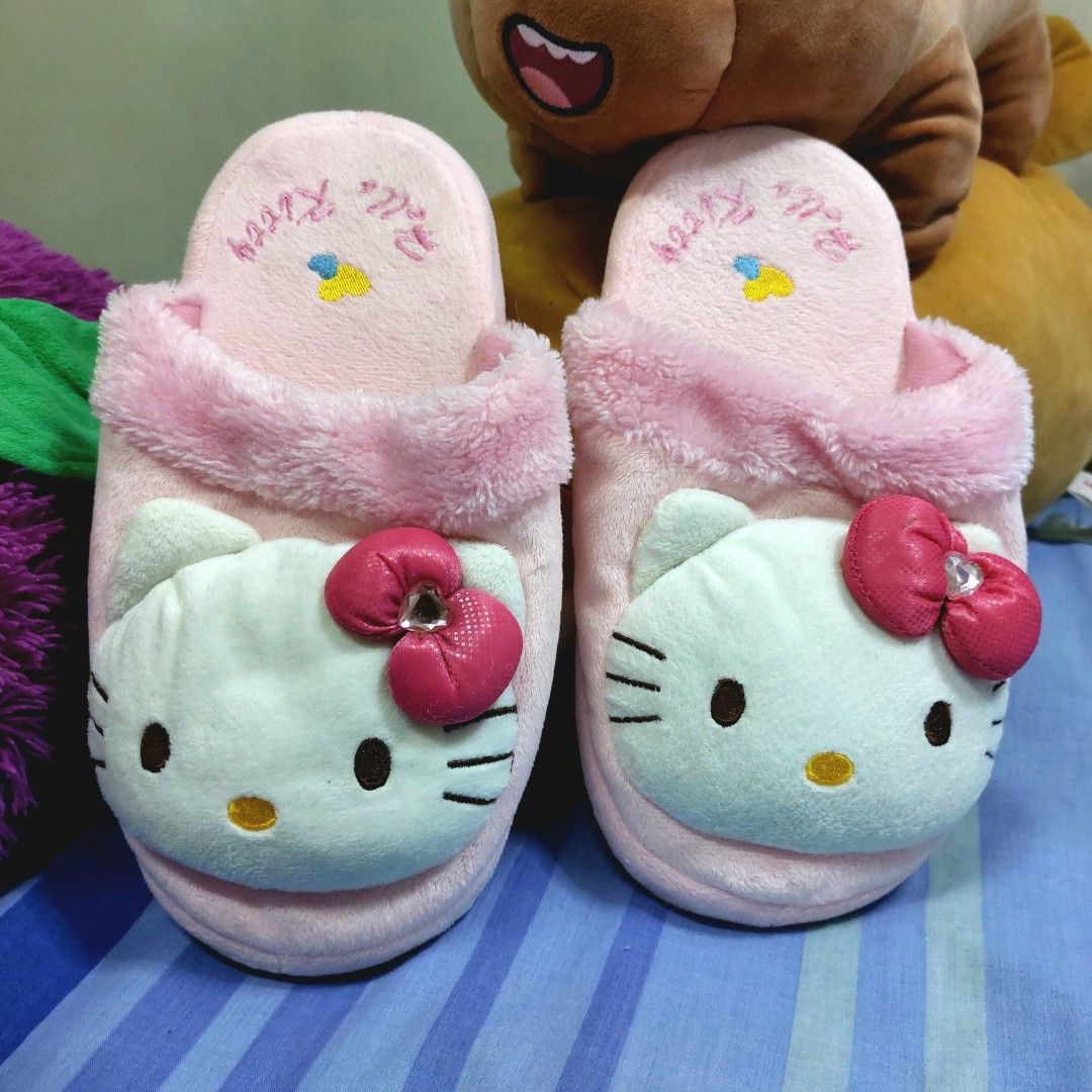 Hello Kitty Slippers (Limited Edition) (Category: Slippers and slides) located in Quezon City. Submitted by declutterbyyve (Listing ID 1391867076, Image 2). Description: ❣️ Size 25-26 📍Colors may vary due to lighting. 📍What you see is what you get. 📍Feel free to message me if you have any questions. 📍ALSO, NO WHEN WORN!.