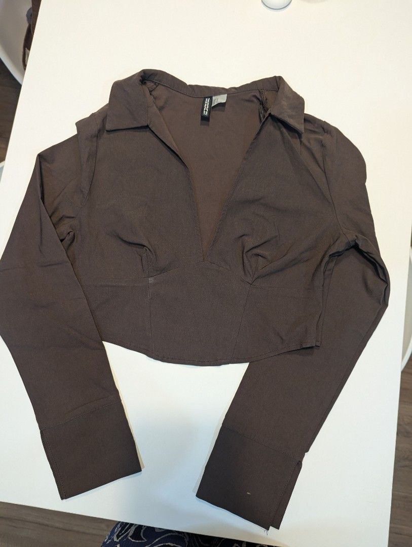 H&M brown crop long sleeves M (Category: Longsleeves) located in Taguig. Submitted by piecesforless (Listing ID 1391846028, Image 1). Description: .