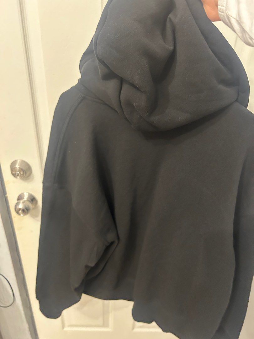 H&M Oversized Jacket Black (Category: Coats, Jackets and Outerwear) located in Bacoor. Submitted by daniel2128 (Listing ID 1391825949, Image 2). Description: H&M Oversized Jacket Black Size Small Used once only Can fit medium .