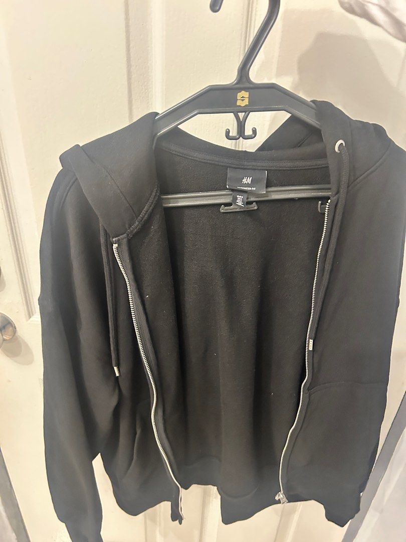 H&M Oversized Jacket Black (Category: Coats, Jackets and Outerwear) located in Bacoor. Submitted by daniel2128 (Listing ID 1391825949, Image 1). Description: H&M Oversized Jacket Black Size Small Used once only Can fit medium .