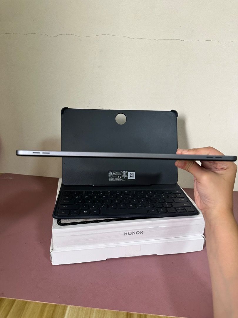HONOR PAD 9 TABLET W/ SMART KEYBOARD (Category: Android) located in Caloocan City. Submitted by swiftwind-de6f (Listing ID 1391827054, Image 3). Description: FOR SALE‼️ Honor Pad 9 256GB with Honor Smart Keyboard FOR STUDENTS AND WORKING PAD 5months old- Good as new! 256GB Storage MagicOS much better than HarmonyOS Inclusion: Tempered Pen Original Charger Original Box Rfs: Hindi na nagagamit. Negotiable for sure buyer. 😊.