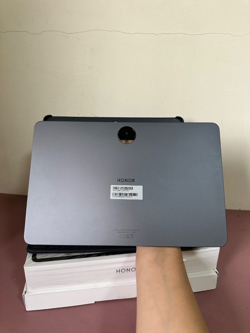 HONOR PAD 9 TABLET W/ SMART KEYBOARD (Category: Android) located in Caloocan City. Submitted by swiftwind-de6f (Listing ID 1391827054, Image 2). Description: FOR SALE‼️ Honor Pad 9 256GB with Honor Smart Keyboard FOR STUDENTS AND WORKING PAD 5months old- Good as new! 256GB Storage MagicOS much better than HarmonyOS Inclusion: Tempered Pen Original Charger Original Box Rfs: Hindi na nagagamit. Negotiable for sure buyer. 😊.