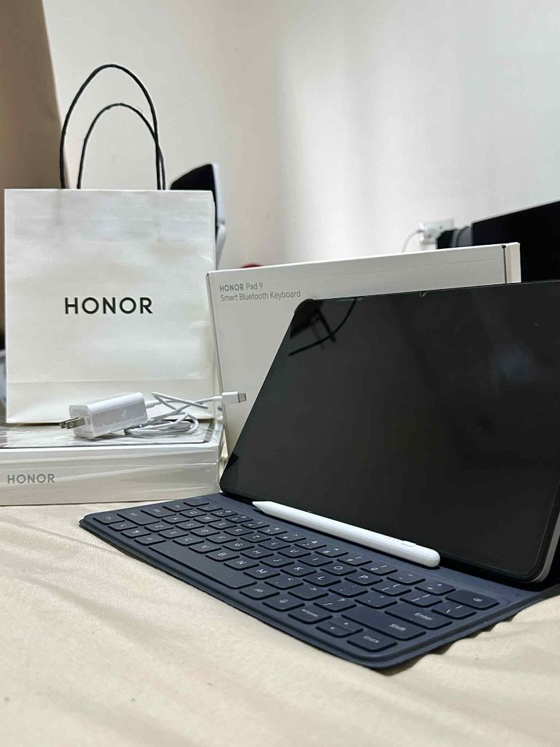 HONOR PAD 9 TABLET W/ SMART KEYBOARD (Category: Android) located in Caloocan City. Submitted by swiftwind-de6f (Listing ID 1391827054, Image 1). Description: FOR SALE‼️ Honor Pad 9 256GB with Honor Smart Keyboard FOR STUDENTS AND WORKING PAD 5months old- Good as new! 256GB Storage MagicOS much better than HarmonyOS Inclusion: Tempered Pen Original Charger Original Box Rfs: Hindi na nagagamit. Negotiable for sure buyer. 😊.