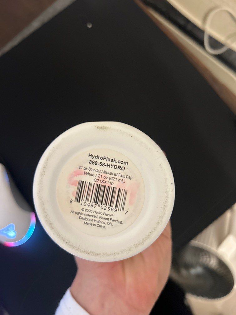 Hydro Flask 21oz/621ml White (Category: Water Bottles & Tumblers) located in Bacoor. Submitted by daniel2128 (Listing ID 1391839614, Image 3). Description: White hydro flask 21oz one small dent barely noticeable .