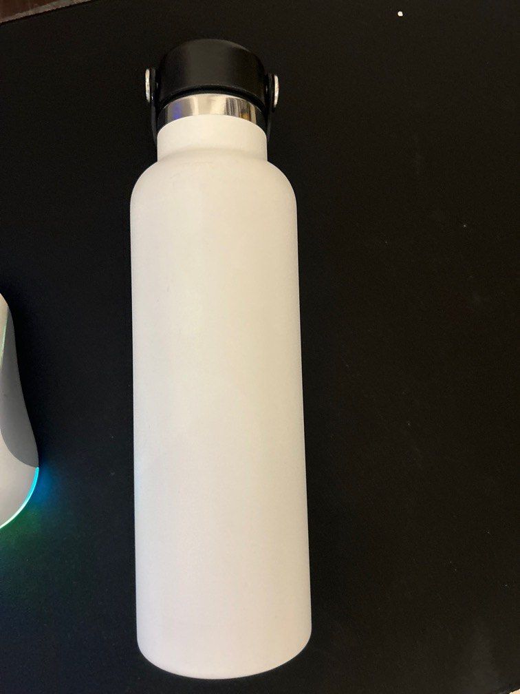 Hydro Flask 21oz/621ml White (Category: Water Bottles & Tumblers) located in Bacoor. Submitted by daniel2128 (Listing ID 1391839614, Image 2). Description: White hydro flask 21oz one small dent barely noticeable .