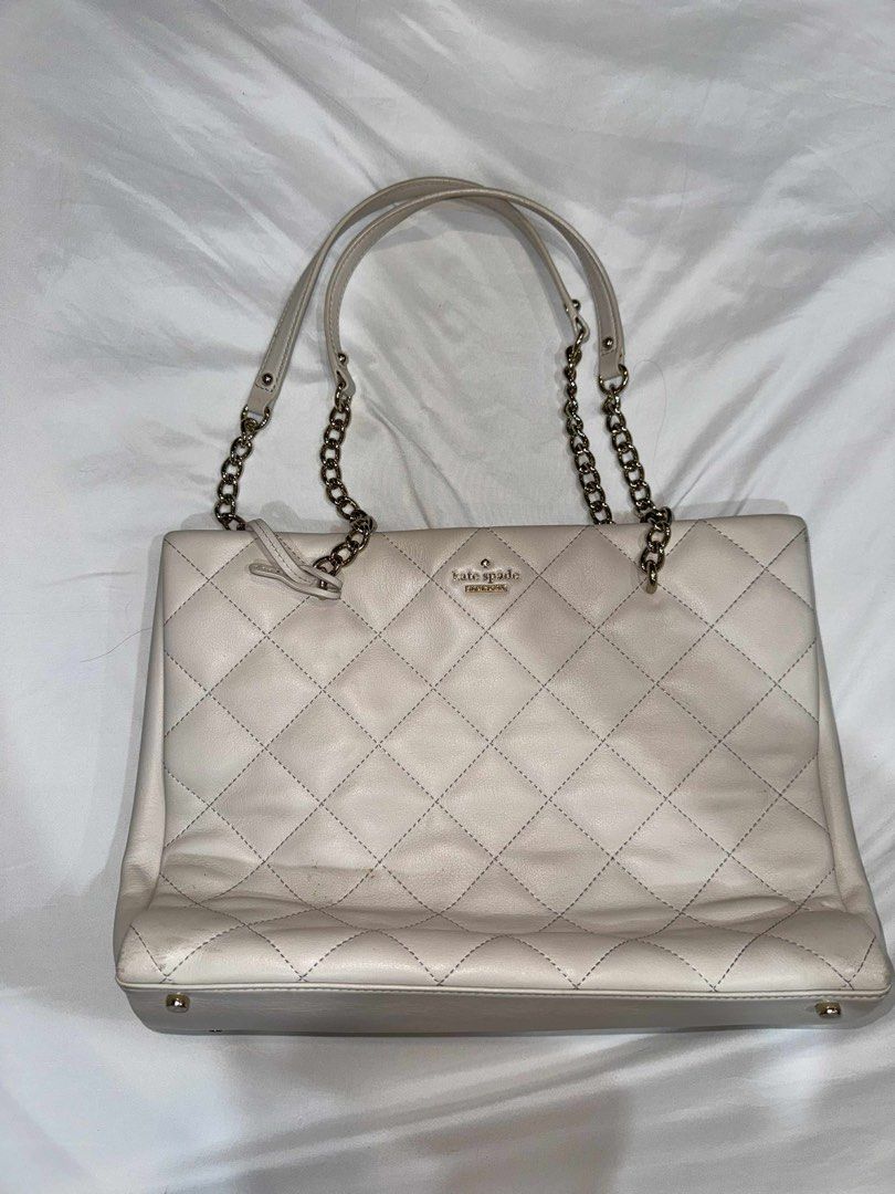Kate Spade Tote Bag (Category: Luxury Bags & Wallets) located in Pasay City. Submitted by g2756466 (Listing ID 1391913982, Image 1). Description: The color may vary because of the lighting, can send more pics! - 7/10 condition (has minimal stains not sure if it can be removed) - negotiable - 100% authentic Dm for more pictures.