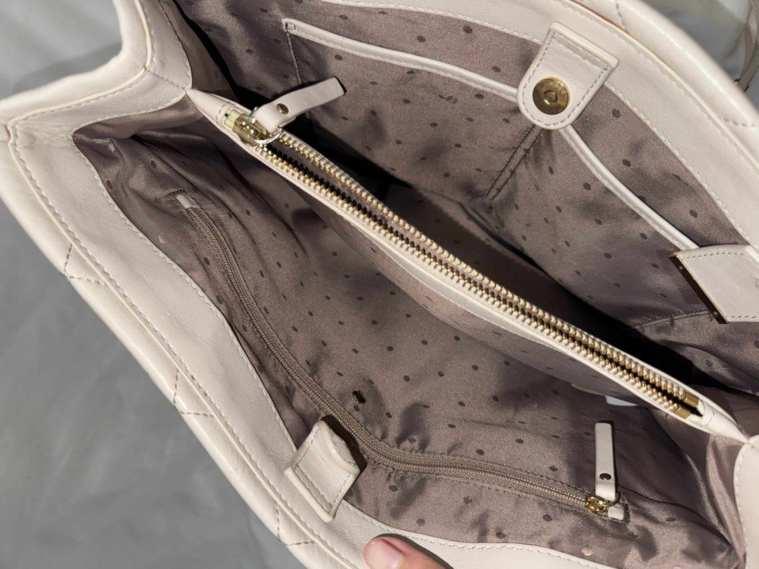Kate Spade Tote Bag (Category: Luxury Bags & Wallets) located in Pasay City. Submitted by g2756466 (Listing ID 1391913982, Image 2). Description: The color may vary because of the lighting, can send more pics! - 7/10 condition (has minimal stains not sure if it can be removed) - negotiable - 100% authentic Dm for more pictures.