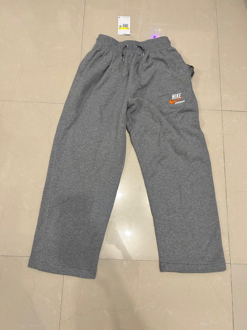 Nike Baggy jogging pants (Category: Joggers) located in Bacoor. Submitted by daniel2128 (Listing ID 1391827809, Image 1). Description: Nike Baggy jogging pants never used and brand new Fits small and medium .