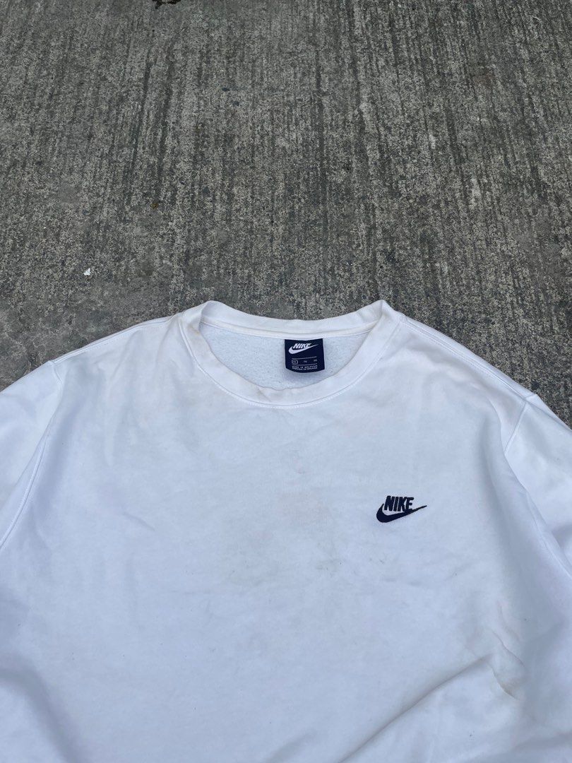 NIKE CLUBFLEECE WHITE (Category: Coats, Jackets and Outerwear) located in Cavite. Submitted by grailedthings_ (Listing ID 1391914943, Image 2). Description: NIKE CLUBFLEECE WHITE 26x28 CONDITION: 9/10 COLOR RATE: 9/10 NEED WASH/SIGN OF USAGE ₱650.