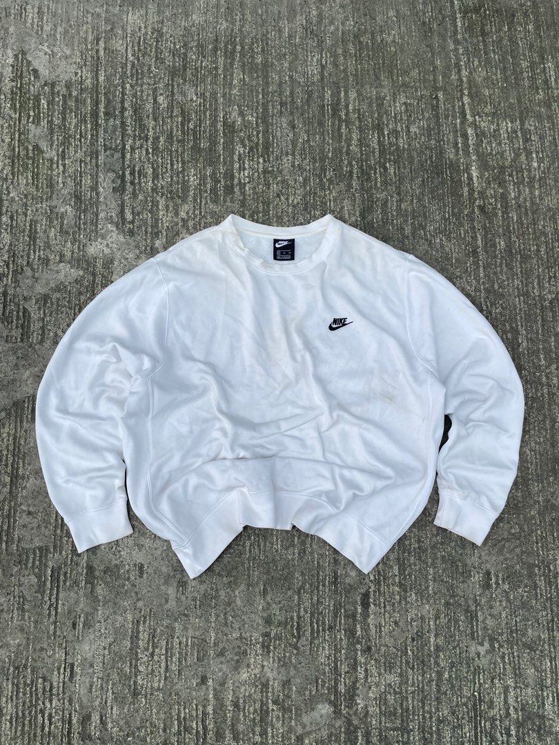 NIKE CLUBFLEECE WHITE (Category: Coats, Jackets and Outerwear) located in Cavite. Submitted by grailedthings_ (Listing ID 1391914943, Image 1). Description: NIKE CLUBFLEECE WHITE 26x28 CONDITION: 9/10 COLOR RATE: 9/10 NEED WASH/SIGN OF USAGE ₱650.