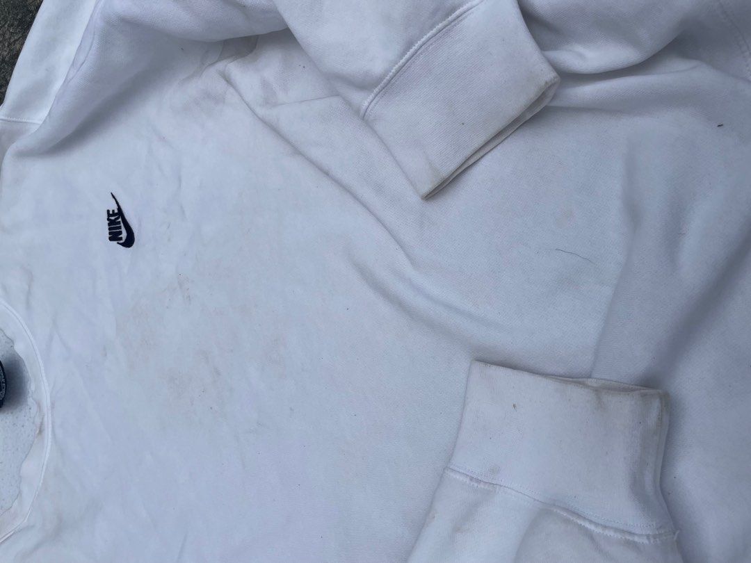 NIKE CLUBFLEECE WHITE (Category: Coats, Jackets and Outerwear) located in Cavite. Submitted by grailedthings_ (Listing ID 1391914943, Image 3). Description: NIKE CLUBFLEECE WHITE 26x28 CONDITION: 9/10 COLOR RATE: 9/10 NEED WASH/SIGN OF USAGE ₱650.