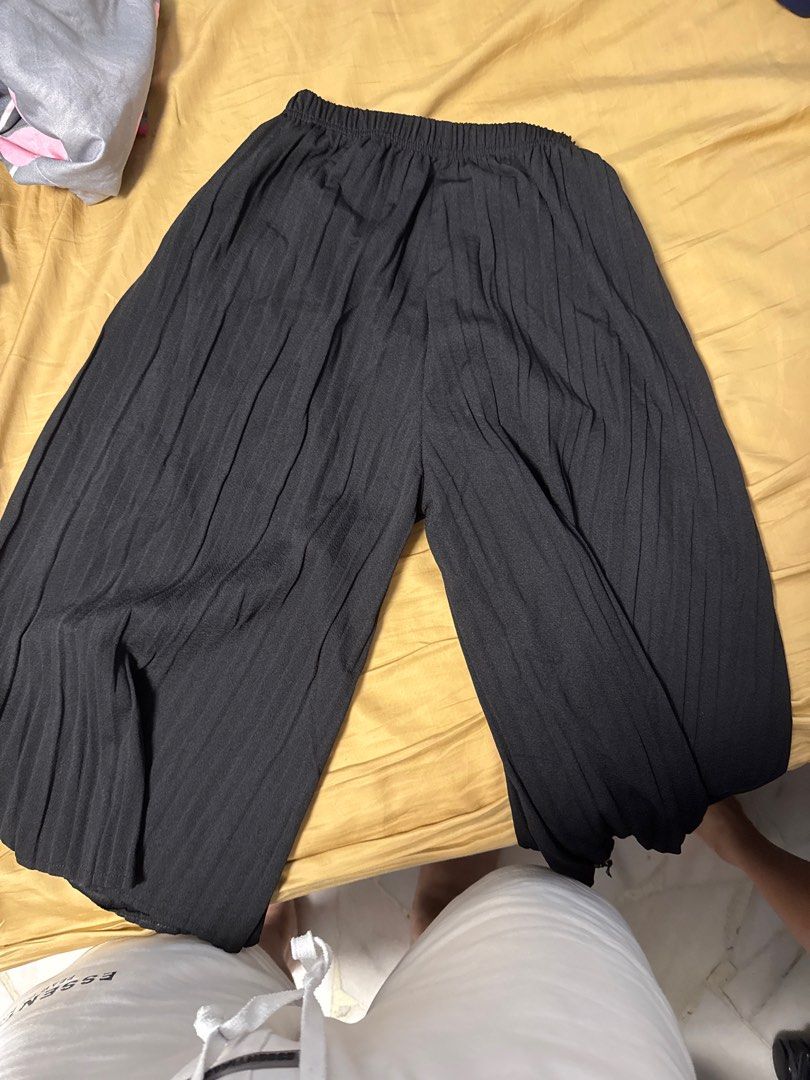 Pants bundle (Category: Other Bottoms) located in Singapore. Submitted by deezshoes (Listing ID 1391865613, Image 1). Description: If you’re looking for cheap and good home wear, you come to the right place. Selling all these at $5. -elastic fit -comfortable -breathable material..