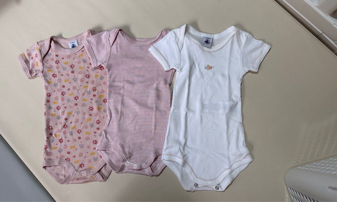 Petit Bateu 3 pc Bodysuits 3m/ 60cm (Category: Babies & Kids Fashion) located in Quezon City. Submitted by declutteringmj (Listing ID 1391836977, Image 2). Description: Petit Bateu 3 pc Bodysuits 3m/ 60cm Bought at 3500. Selling at 400 only. No issues. Location: QC FOR PICK UP ONLY.