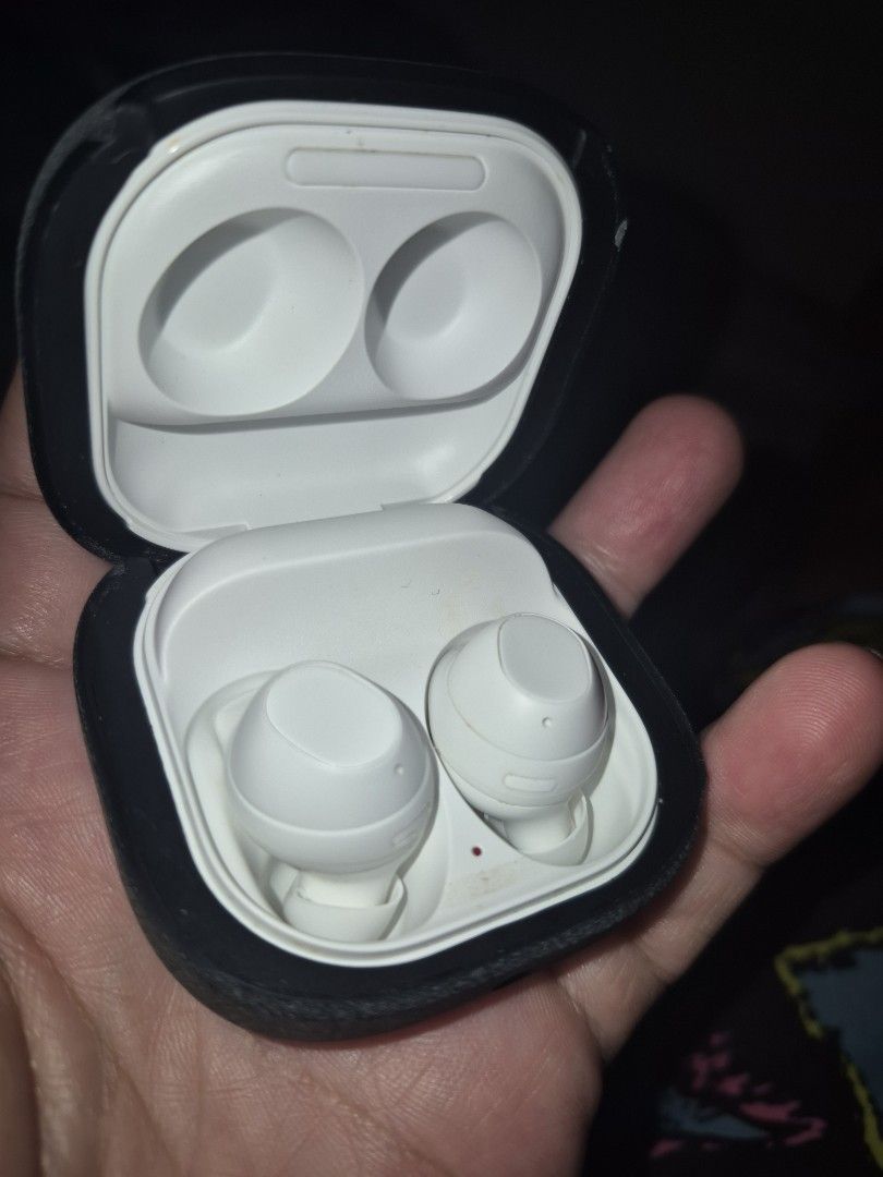 Samsung Buds FE (Category: Earphones) located in Marikina City. Submitted by chadskinians (Listing ID 1391757632, Image 1). Description: Samsung Buds FE RFS Kasama sa Samsung S24fe di ako sanay sa bluetooth headphone wired ako at natakot ako mahulog sa labas pag aalis ako suot bluetooth. May free case na completo pa box at cable di nagamit..
