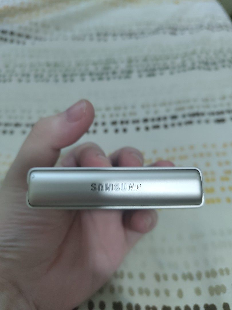 Samsung Galaxy Z Flip 3 - Please read Description (Category: Samsung) located in Mandaluyong City. Submitted by billytan16 (Listing ID 1391770785, Image 3). Description: - Several Green/White/Pink Lines - Screen Protector along the crease is peeling - Battery issues - Besides that gumagana naman lahat.