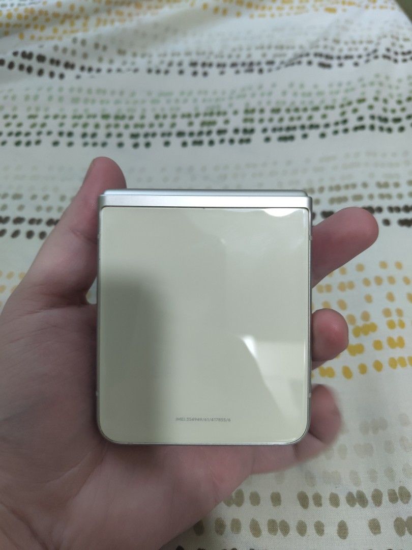Samsung Galaxy Z Flip 3 - Please read Description (Category: Samsung) located in Mandaluyong City. Submitted by billytan16 (Listing ID 1391770785, Image 2). Description: - Several Green/White/Pink Lines - Screen Protector along the crease is peeling - Battery issues - Besides that gumagana naman lahat.