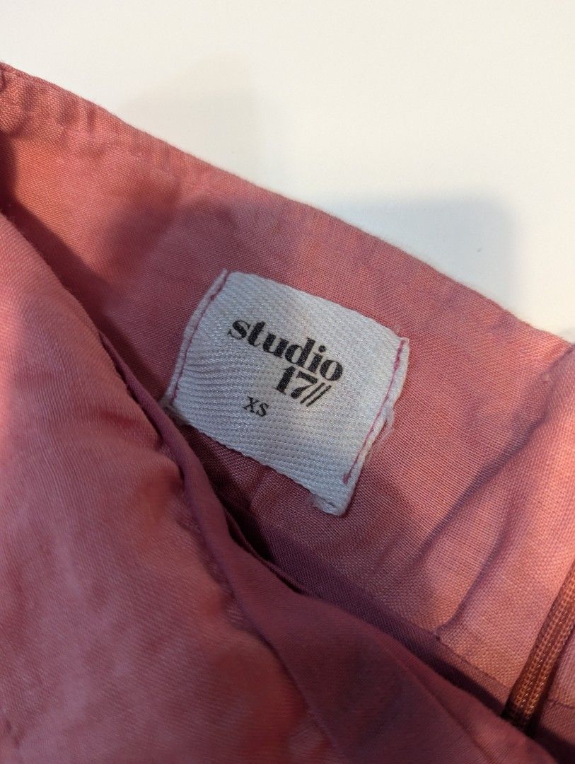 Studio 17 pink linen mini skirt XS (Category: Skirts) located in Taguig. Submitted by piecesforless (Listing ID 1391845000, Image 2). Description: .