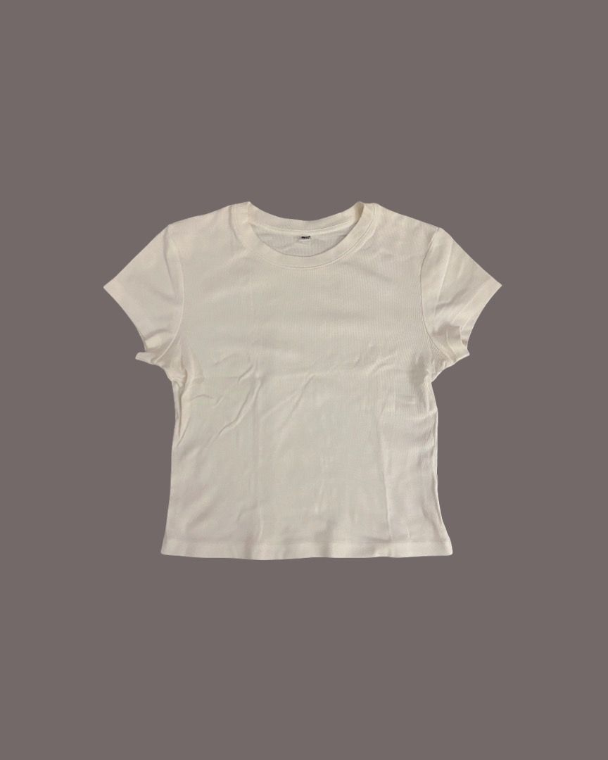 UNIQLO Mini T-shirt (Category: Shirts) located in Santa Elena. Submitted by elevry (Listing ID 1391757732, Image 1). Description: .