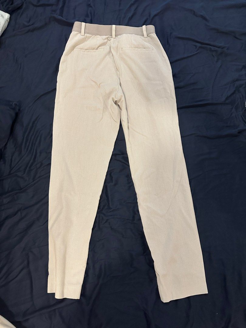 Uniqlo White Striped Smart Ankle Pants (Category: Other Bottoms) located in Manila. Submitted by cnik8 (Listing ID 1391799366, Image 3). Description: Uniqlo White Smart Ankle Pants -with light textured design, quite soft Small size Garterized waist.