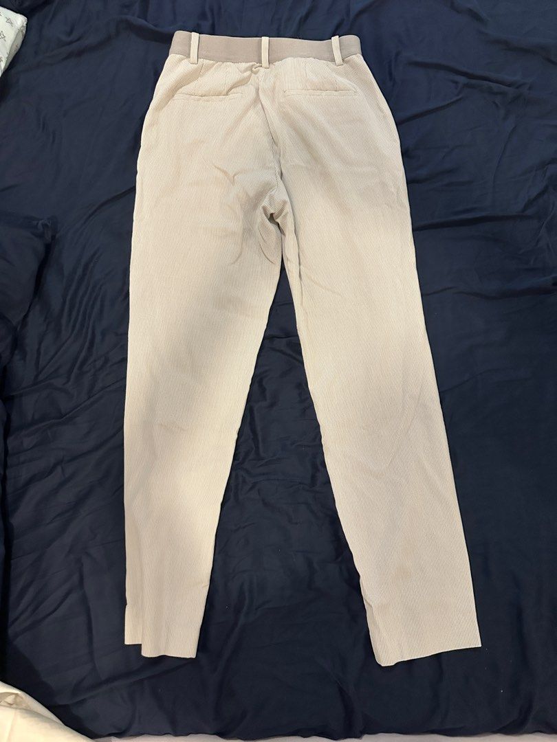 Uniqlo White Striped Smart Ankle Pants (Category: Other Bottoms) located in Manila. Submitted by cnik8 (Listing ID 1391799366, Image 2). Description: Uniqlo White Smart Ankle Pants -with light textured design, quite soft Small size Garterized waist.