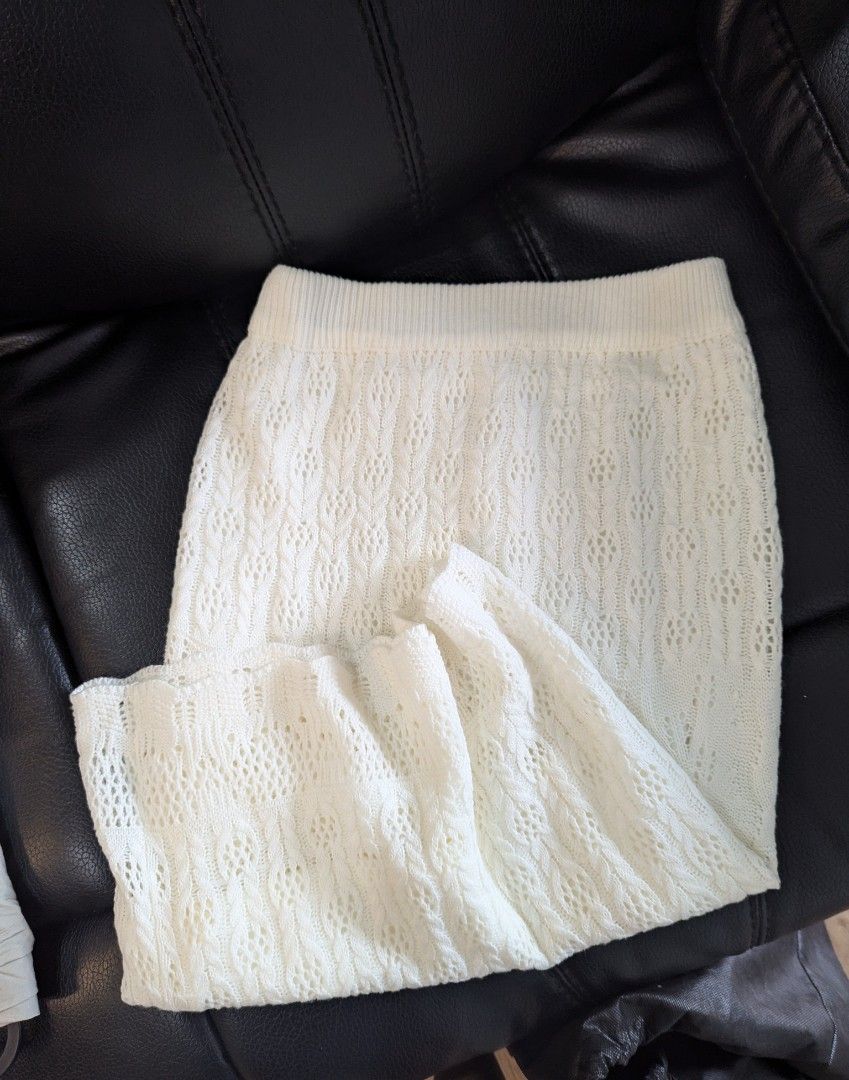 White knit skirt XS/S (Category: Skirts) located in Taguig. Submitted by piecesforless (Listing ID 1391846661, Image 1). Description: .