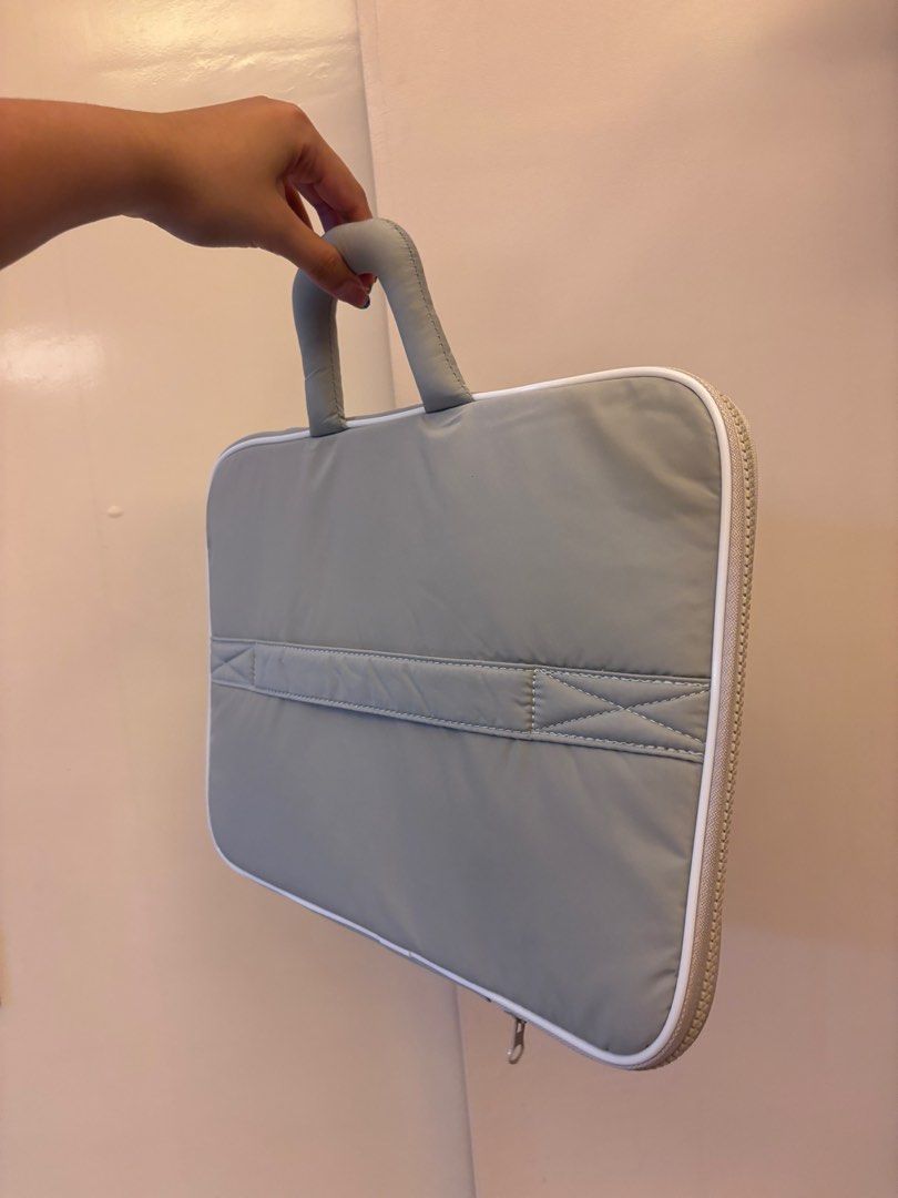 14” Laptop bag in Grey Color (Category: Laptop Bags & Sleeves) located in Quezon City. Submitted by caryatiddd (Listing ID 1392114756, Image 1). Description: - comes with plastic! - has slot for your luggage handle! - shipping c/o buyer .
