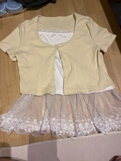 淺黃色短袖上衣配蕾絲裙（假兩件）64214782522115110