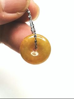 翡翠A貨【小平安扣 】 
黃翡，大小15.2x4.4mm，全黃翡色。平安扣顧名思意保平安之效，適合任何人士佩戴。玉件細件厚身，無紋無裂，品相完好，送頸鏈。
夏日清爽超值價$12064207653827586110