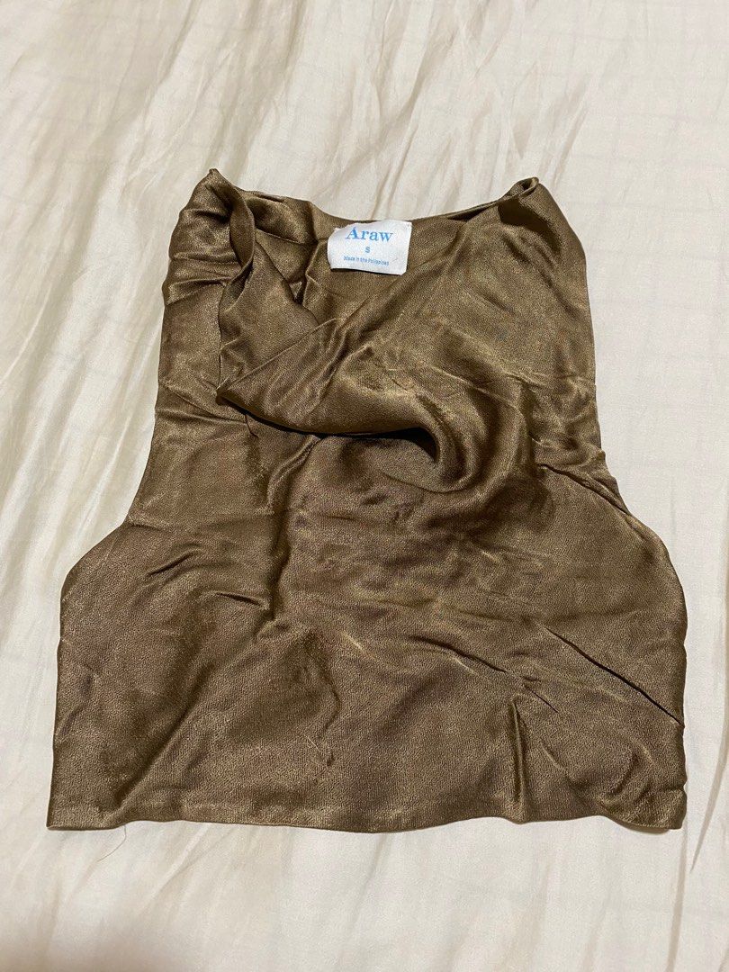 Araw the Line Cowl Neck Top (Category: Sleeveless) located in Makati City. Submitted by frnloved (Listing ID 1391940151, Image 1). Description: - no flaws - fits XS-S - cropped fit .