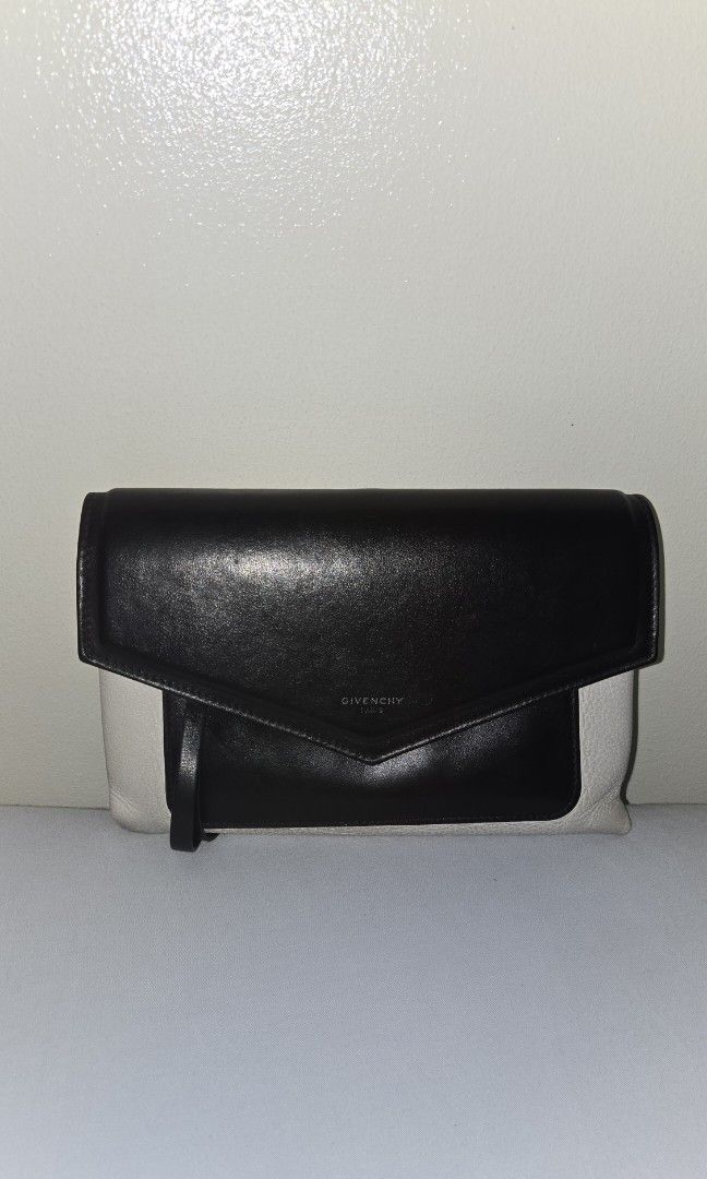Authentic givenchy crossbody (Category: Luxury Bags & Wallets) located in Paranaque City. Submitted by jsg23 (Listing ID 1392026322, Image 2). Description: .