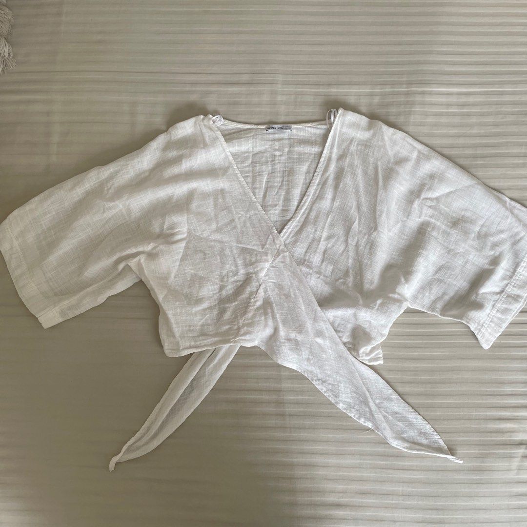 Bershka White Cover-Up (Category: Coats, Jackets and Outerwear) located in Taguig. Submitted by tishatrish (Listing ID 1392033614, Image 1). Description: .
