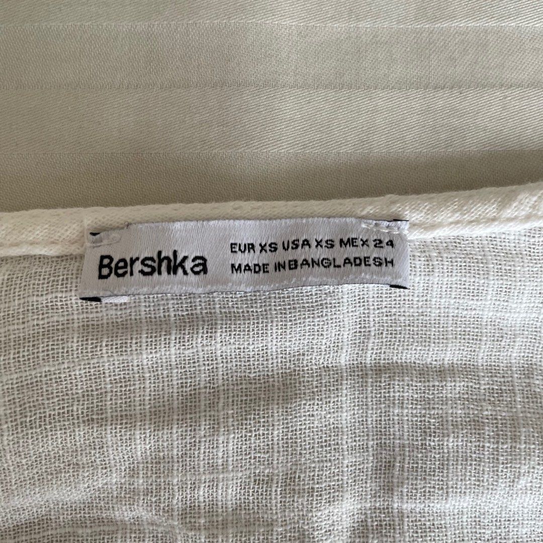 Bershka White Cover-Up (Category: Coats, Jackets and Outerwear) located in Taguig. Submitted by tishatrish (Listing ID 1392033614, Image 2). Description: .