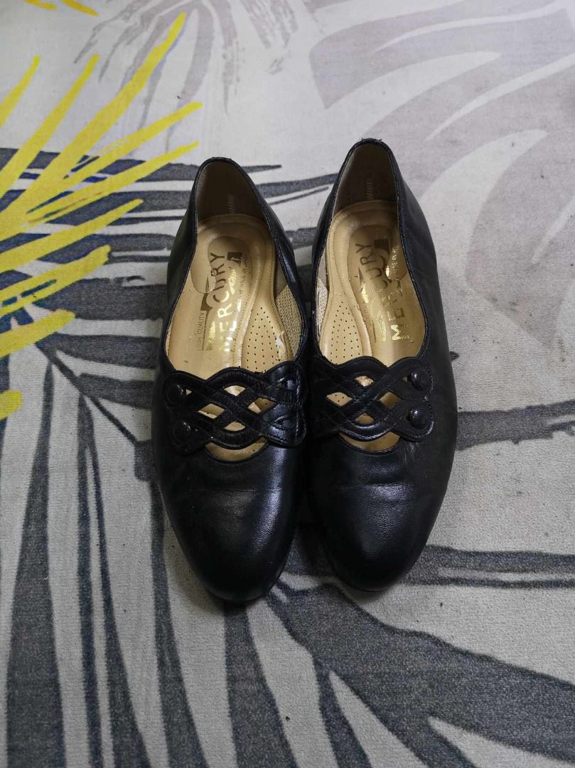 Black Rounded Toe leather Low Heels (Category: Heels) located in Santa Cruz. Submitted by jmy_surplus.2 (Listing ID 1391990547, Image 2). Description: Size ; 24cm Color ; Black Type ; Heels Brand ; No brand Material ; Leather Style ; Black leather low heels LR 131 JMY 5 Batch #148.