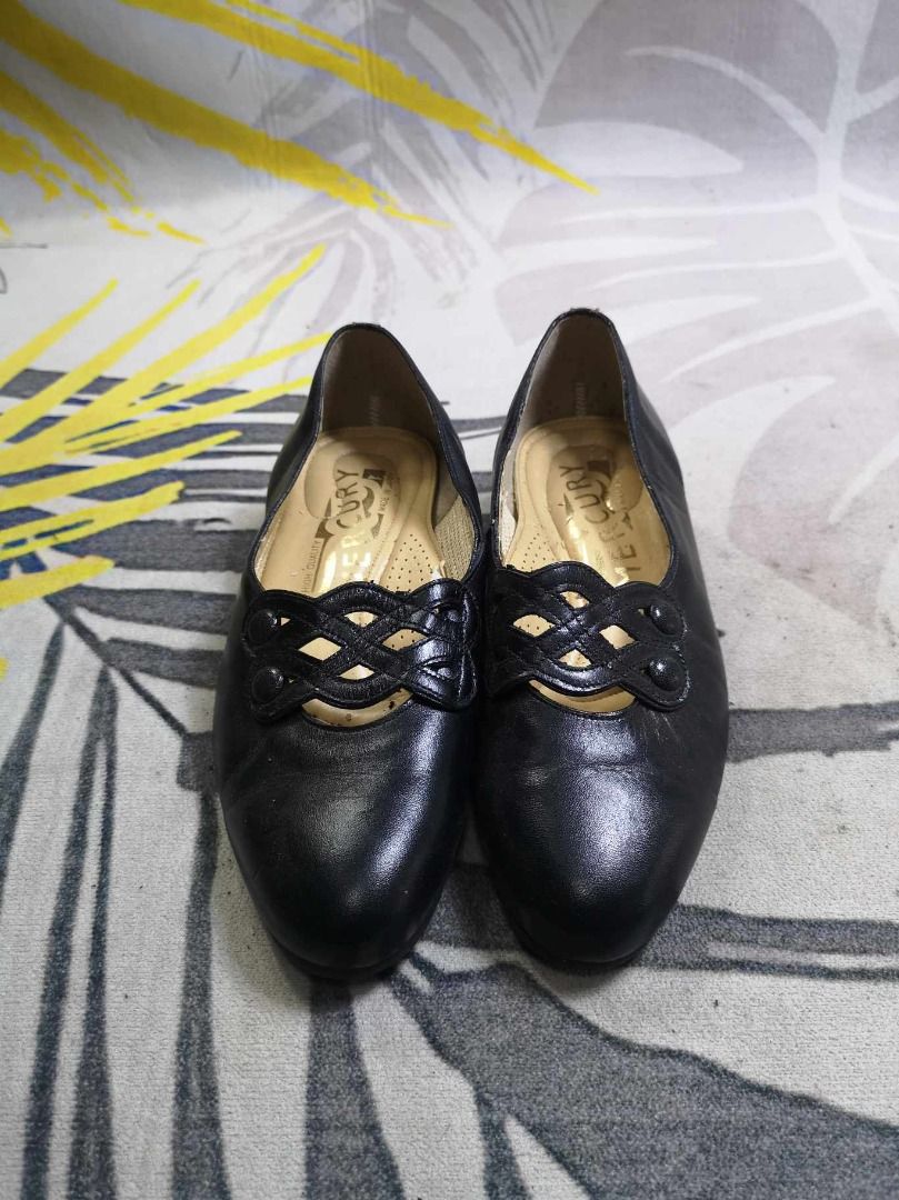 Black Rounded Toe leather Low Heels (Category: Heels) located in Santa Cruz. Submitted by jmy_surplus.2 (Listing ID 1391990547, Image 1). Description: Size ; 24cm Color ; Black Type ; Heels Brand ; No brand Material ; Leather Style ; Black leather low heels LR 131 JMY 5 Batch #148.