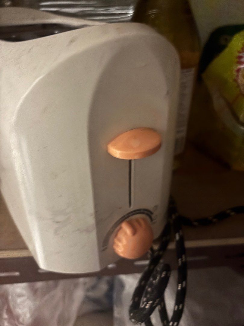 Bread toaster (Category: Other Kitchenware & Tableware) located in Singapore. Submitted by everythingapplefan (Listing ID 1392086351, Image 1). Description: Self pick up quintet near yew tee mrt. Works well.