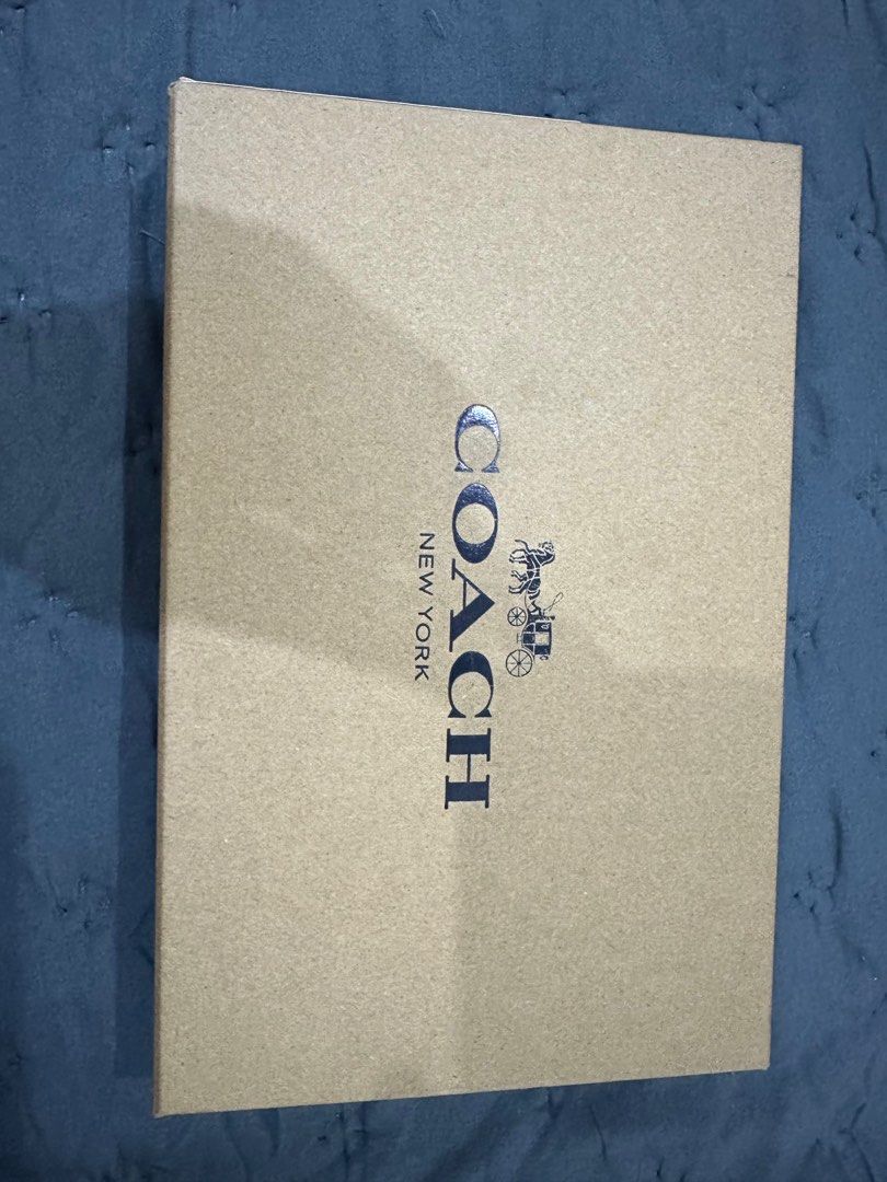 Coach (Kategori: Tas & Dompet) berada di Jakarta Barat. Dikirim oleh barney.supply (ID iklan 1391962200, Gambar 3). Deskripsi: Coach batam, beli di batam ya dan ga pernah pakai.