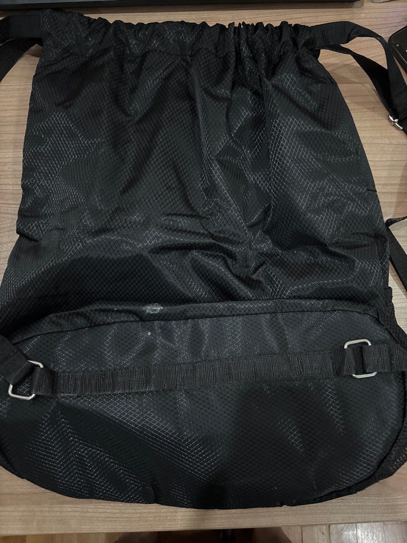 Google Cloud Drawstring Backpack (Category: Backpacks) located in Singapore. Submitted by nohacerlo (Listing ID 1392059390, Image 2). Description: - Black drawstring backpack - Google Cloud logo - Front zippered pocket - Side mesh pockets - Adjustable shoulder straps - Unused condition.