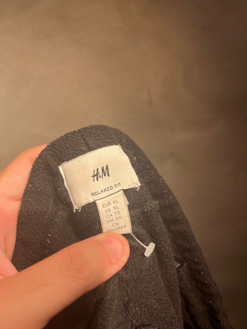 H&M Black Sweat Pants (Category: Joggers) located in Manila. Submitted by stoofly (Listing ID 1392045293, Image 3). Description: bought around 1k+ condition 9/10 no issues nego price RFS: decluttering.