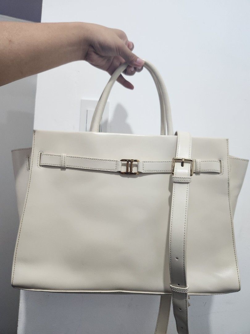j.estina ALTO LARGE (Category: Luxury Bags & Wallets) located in Manila. Submitted by altheascollection (Listing ID 1392044093, Image 2). Description: Still on the Website for 348,000 won or around P14,277. Selling it for only 3,800 free sf pa! -No major issue sa bag. Sobrang linis pwede sa maselan. Like new pa. Even the inside. Intact lahat ng rubber linings. -Normal signs of use lang kasi preloved not brandnew. Check each photo nalang and can s