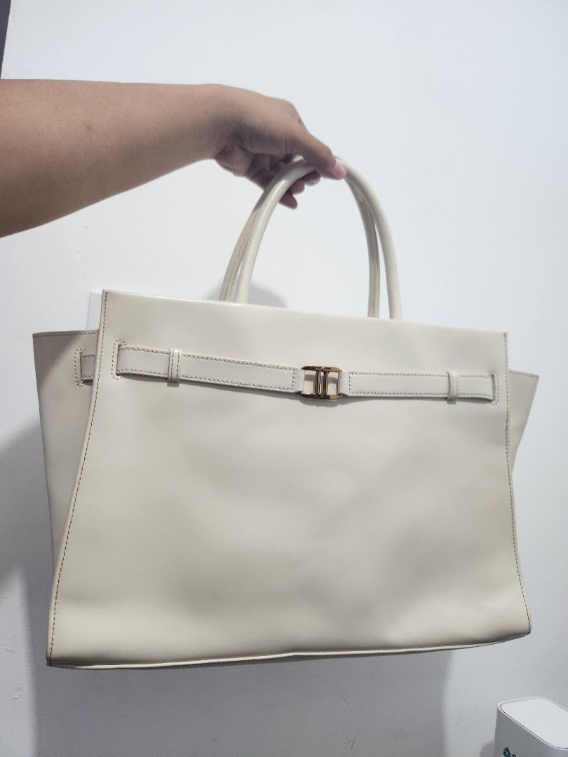 j.estina ALTO LARGE (Category: Luxury Bags & Wallets) located in Manila. Submitted by altheascollection (Listing ID 1392044093, Image 1). Description: Still on the Website for 348,000 won or around P14,277. Selling it for only 3,800 free sf pa! -No major issue sa bag. Sobrang linis pwede sa maselan. Like new pa. Even the inside. Intact lahat ng rubber linings. -Normal signs of use lang kasi preloved not brandnew. Check each photo nalang and can s