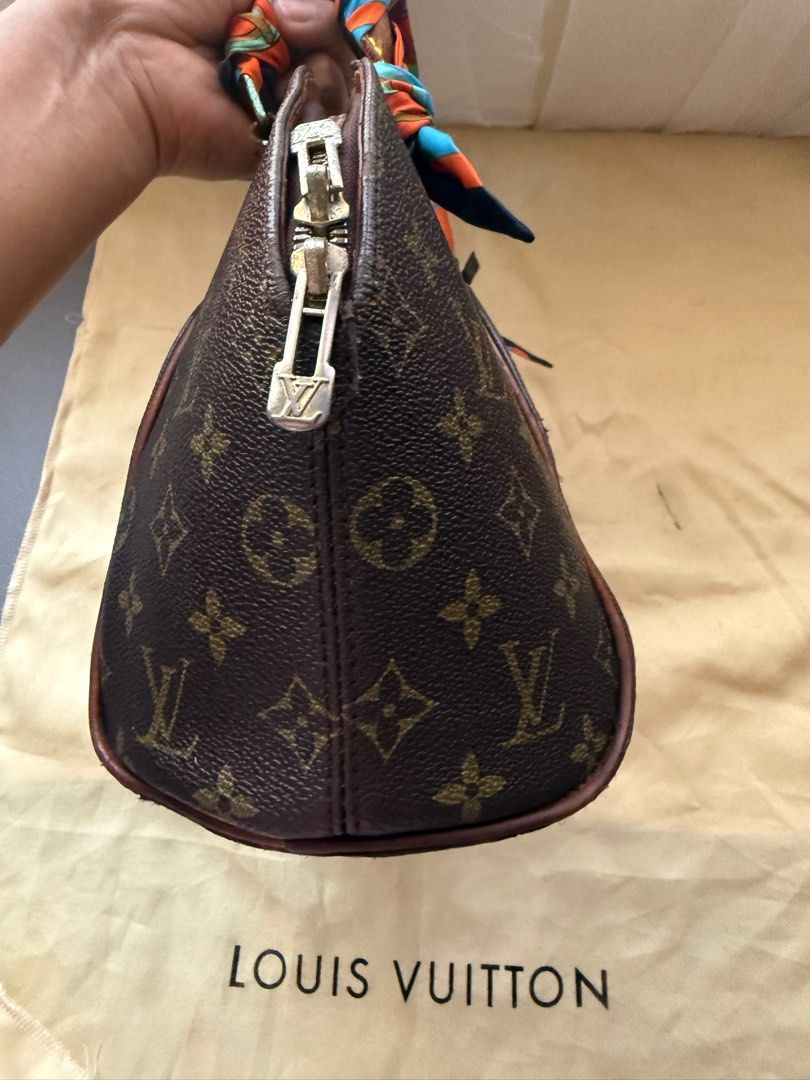 LV (Category: Luxury Bags & Wallets) located in Mercedes. Submitted by ddshoping238309 (Listing ID 1391940984, Image 3). Description: Para sa hindi maarte at marunong maglinis at magrepair No code Obvious signs of use.