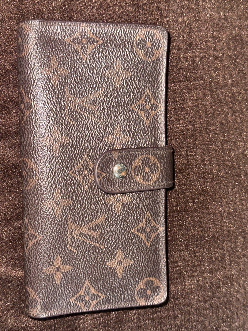 LV womens Long wallet (Category: Luxury Bags & Wallets) located in Marikina City. Submitted by purplestash28 (Listing ID 1392057594, Image 1). Description: pre loved LV womens long wallet with box.