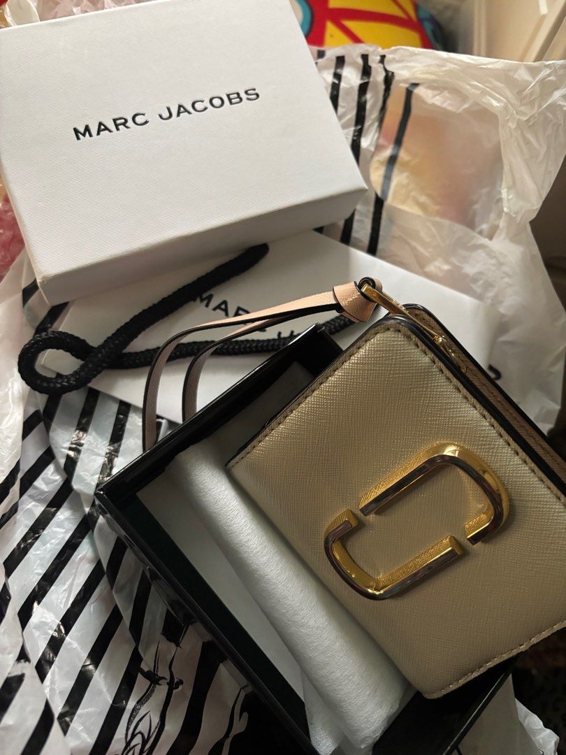 Marc Jacobs Mini Snapshot Wallet (Category: Luxury Bags & Wallets) located in Meycauayan. Submitted by maxsshopzter (Listing ID 1391940018, Image 1). Description: .