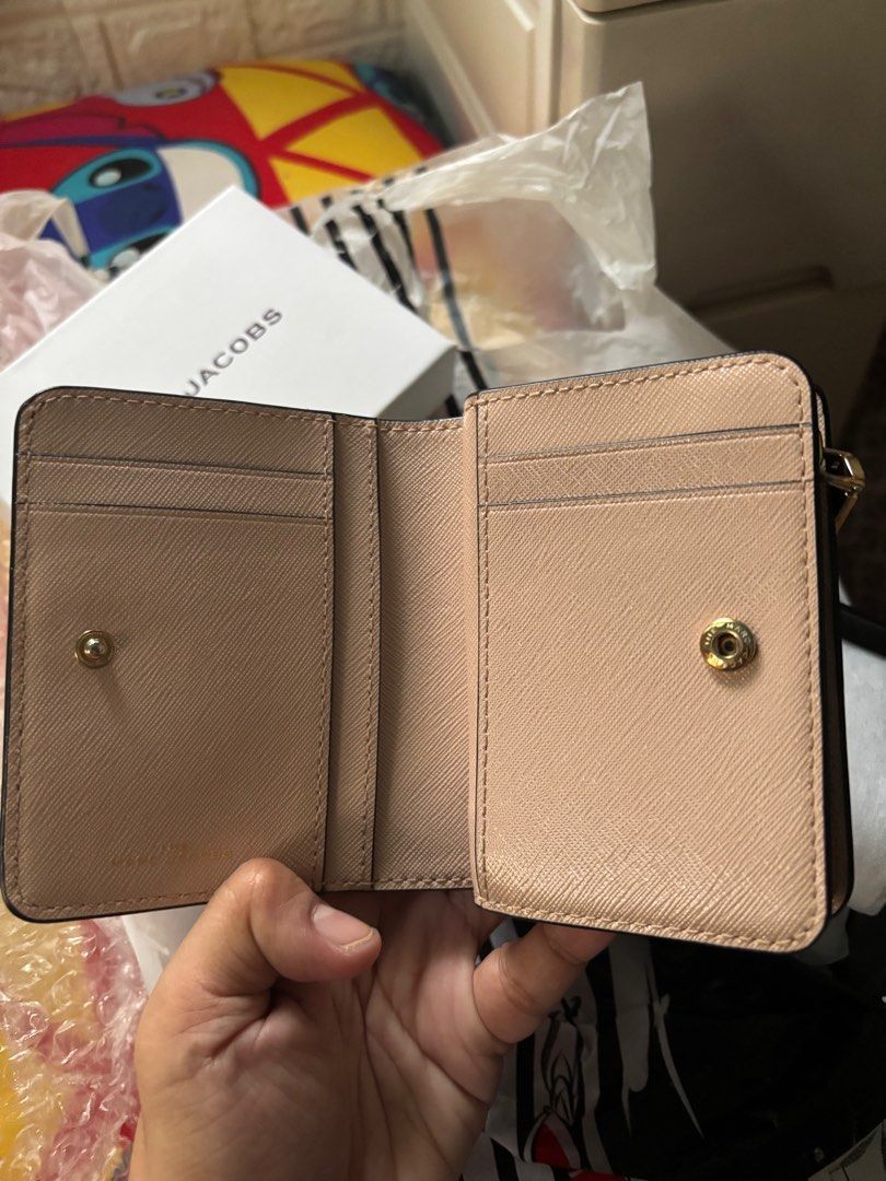 Marc Jacobs Mini Snapshot Wallet (Category: Luxury Bags & Wallets) located in Meycauayan. Submitted by maxsshopzter (Listing ID 1391940018, Image 3). Description: .