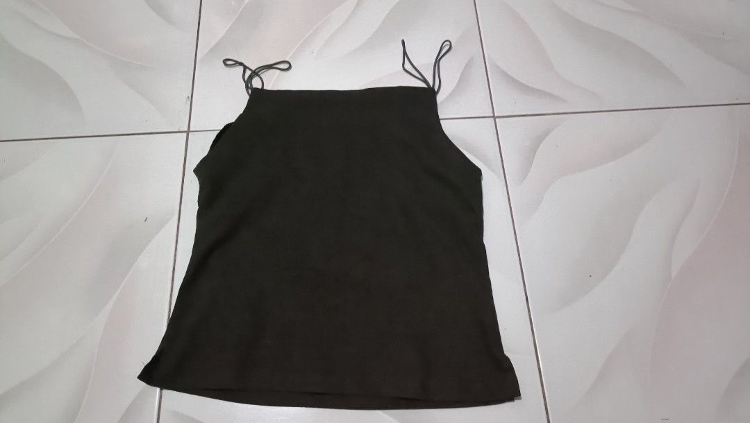 Maxx Tank Top (Category: Sleeveless) located in Taguig. Submitted by schdxt (Listing ID 1392005467, Image 2). Description: Maxx Tank Top, well used and in good condition. Fits sizes XS-S in adults..