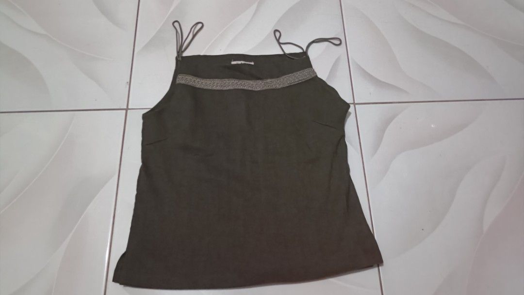 Maxx Tank Top (Category: Sleeveless) located in Taguig. Submitted by schdxt (Listing ID 1392005467, Image 1). Description: Maxx Tank Top, well used and in good condition. Fits sizes XS-S in adults..