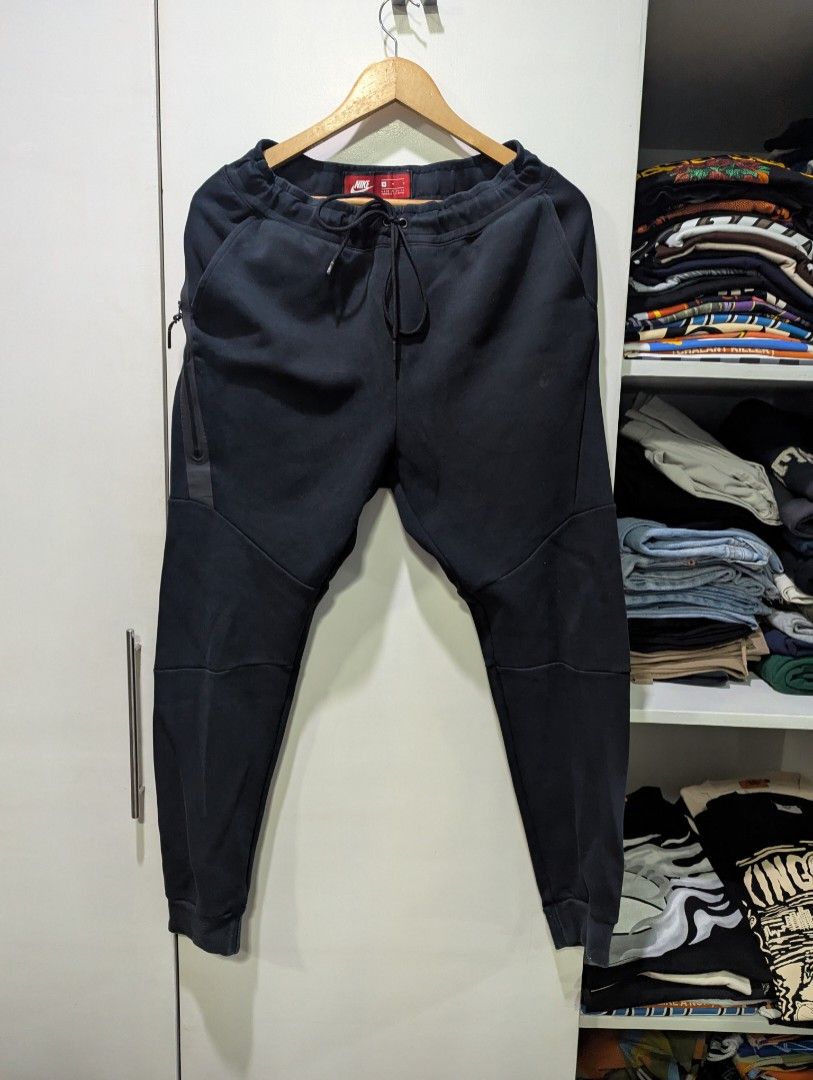 Nike Techfleece (Category: Joggers) located in Quezon City. Submitted by lancelooot (Listing ID 1391986429, Image 1). Description: Nike Tech fleece joggers size M 9/10 color rate rfs: too small for me 800 nego.