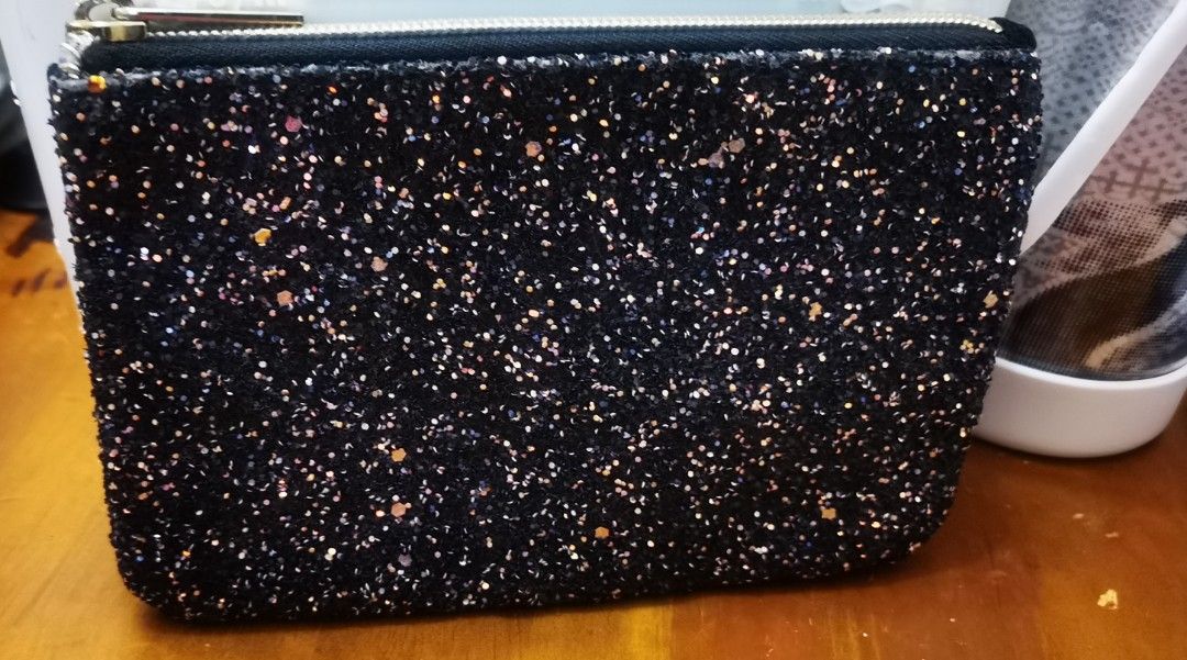 no. 7 cosmetic pouch set (Category: Makeup) located in Cainta. Submitted by phengaying (Listing ID 1392041919, Image 2). Description: 💯original no.7(UK brand)cosmetic pouches set ✅zippy pouch ✅glittery pouch 👌free 4 slots brushes Organizer flaws: no brushes included, crack mirror, minor color transfer on zippy pouch take all for 350 with freebies.